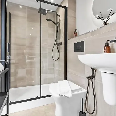 Penthouse 2bed 2bath Arena * 리즈