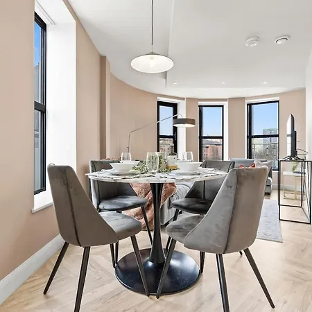 Penthouse 2bed 2bath Arena *